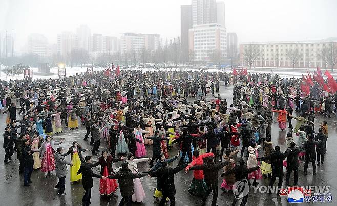 북한, 김정은 '최고사령관 추대' 12주년 경축 무도회 진행 (평양 조선중앙통신=연합뉴스) 김정은 북한 국무위원장 '최고사령관 추대' 12주년 경축 청년학생들의 무도회가 지난 30일 각지에서 진행됐다고 조선중앙통신이 31일 보도했다. 2023.12.31 
    [국내에서만 사용가능. 재배포 금지. For Use Only in the Republic of Korea. No Redistribution] nkphoto@yna.co.kr