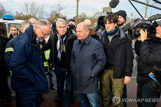 홍수 대비 현장 찾은 올라프 숄츠 독일 총리 [로이터 연합뉴스 자료사진. 재판매 및 DB 금지]