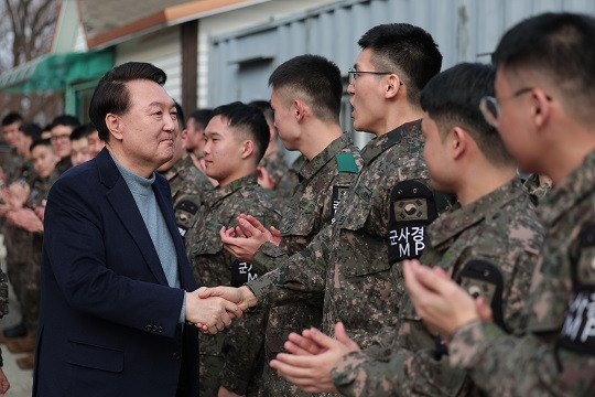 윤석열 대통령이 지난해 12월 28일 경기 연천군에 위치한 육군 제5보병사단을 방문해 경계 초소 시찰·간담회·오찬 등 일정을 마친 후 떠나며 작별 인사를 하고 있다. 출처 : 대통령실 제공