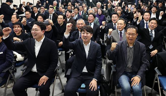 신당 창당을 준비 중인 이준석 전 국민의힘 대표가 1일 오전 서울 용산구 서울역 대회의실에서 열린 개혁신당 신년 하례회에서 천하람 개혁신당 위원장을 비롯한 참석자들과 함께 구호를 외치고 있다.(사진=뉴스1)