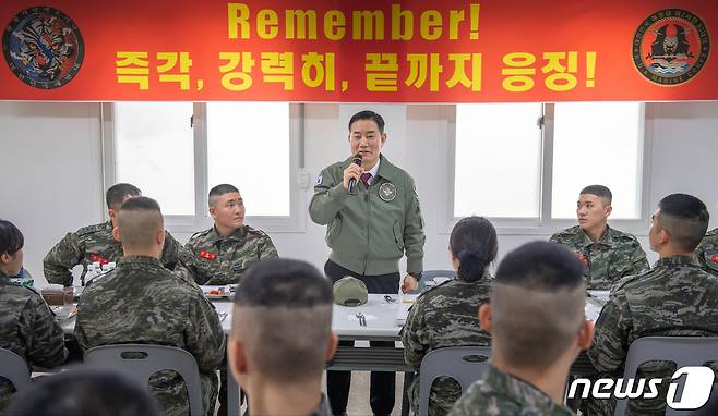 신원식 국방부 장관이 1일 해병대 제2사단(청룡부대)를 찾아 장병들을 격려하고 있다. (국방부 제공) 2024.1.1/뉴스1