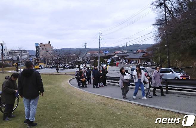 1일 일본 이시카와현 와지마에서 주민들이 여진과 쓰나미를 피해 더 안전한 곳으로 대피하고 있다. 이시카와현에서는 이날 규모 7.6의 강진이 발생했다. 2024.01.01/ ⓒ 로이터=뉴스1 ⓒ News1 권진영 기자