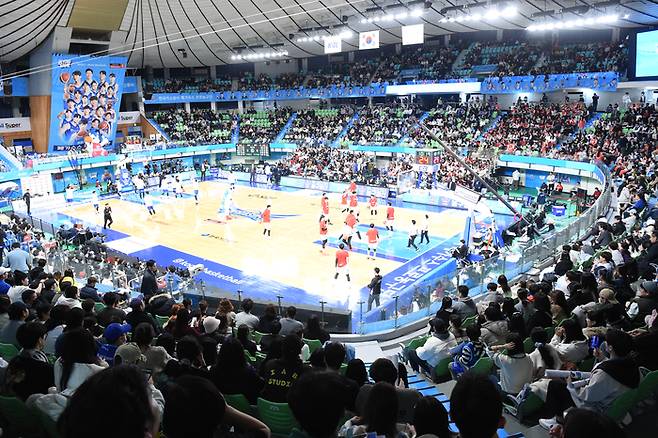 농구영신 경기가 열린 31일 매진된 대구실내체육관. 사진 | KBL