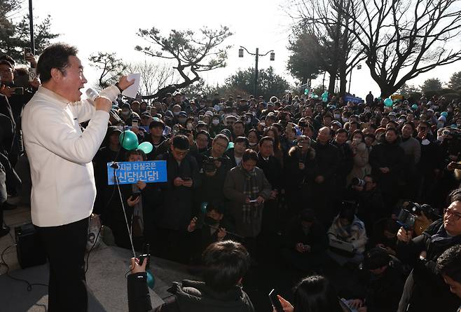 이낙연 전 더불어민주당 대표가 1일 경기 고양시 행주산성 행주대첩비 앞 충의정에서 신년 메세지를 발표하고 있다. /뉴시스