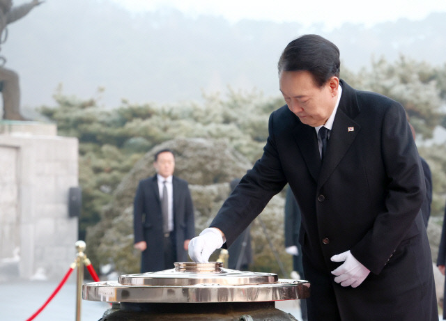 윤석열 대통령이 2024년 새해 첫날인 1일 서울 동작구 국립서울현충원 현충탑에서 순국선열 및 호국 영령들에게 분향하고 있다.  대통령실통신사진기자단=연합뉴스