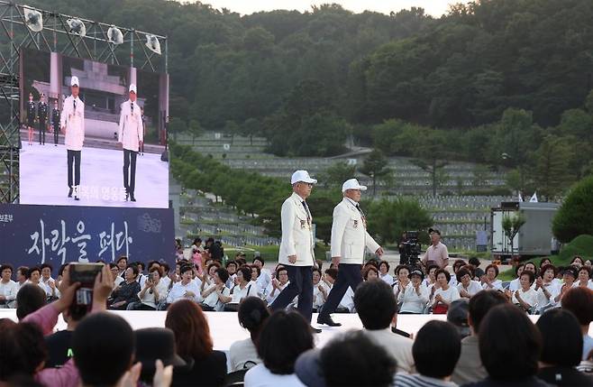 2023년 6월 30일 오후 서울 동작구 국립서울현충원 겨레얼마당에서 국가보훈부 주최로 열린 제복-한복패션쇼 '자락을 펴다' 행사에서 6ㆍ25참전유공자들이 런웨이를 걷고 있다. 이날 패션쇼에는 광복군 남녀 군복, 임시정부 경위대 제복, 육ㆍ해ㆍ공ㆍ해병대 군복, 경찰ㆍ소방ㆍ해양경찰ㆍ교정공무원 정복과 근무복 등벌을 선보였다. 사진=연합뉴스