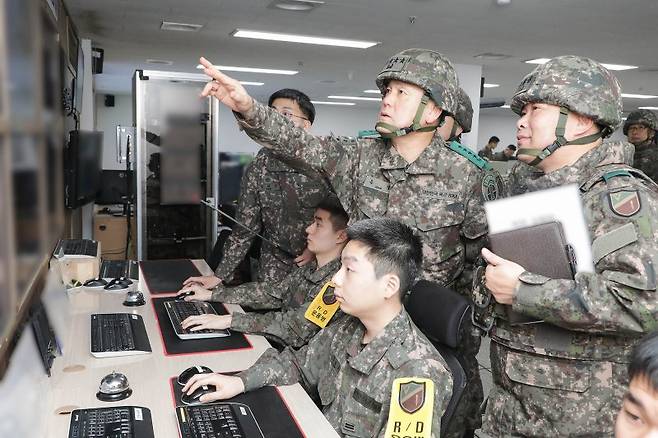 손식 지상작전사령관이 1일 육군 17사단 영종도 해안경계부대 상황실에서 대비태세 현황을 점검하며 작전지도를 하고 있다. 사진=지작사 제공