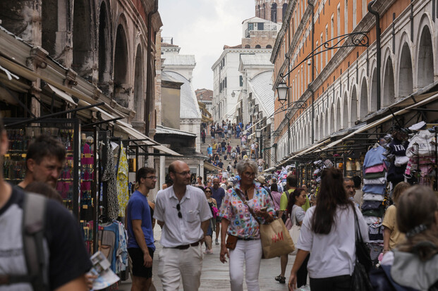 너무 많은 관광객이 몰려 몸살을 앓고 있는 이탈리아의 관광도시 베네치아 거리. 2023년 12월 30일 촬영. AP 연합뉴스
