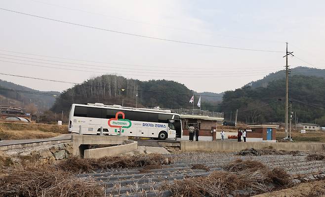 ‘찾아가는 건강버스’가 전남 담양군 경상경로당 앞에 오기까지 길이 좁고 구불구불해 애먹었다고 한다.