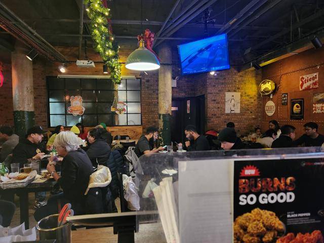 지난달 22일 저녁(현지시간) 미국 뉴욕 맨해튼의 BBQ 매장 모습. 많은 사람들이 치킨과 함께 소주, 맥주를 함께 주문해 즐겼다. 박소영기자