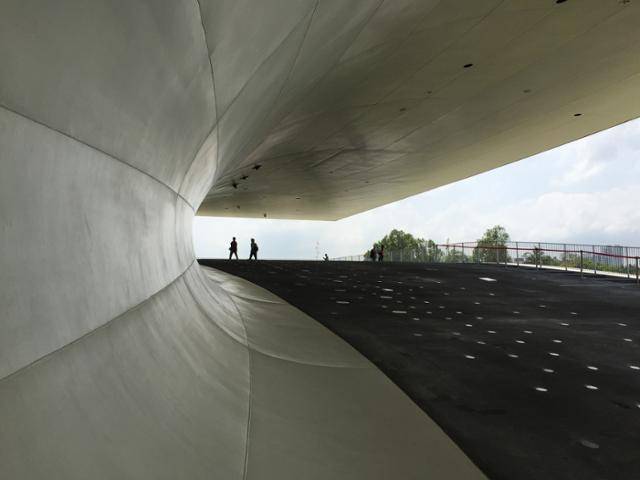 네덜란드 건축가 메카누가 설계한 가오슝 아트센터. 콘크리트 외피의 한쪽 끝을 고정하고 다른 끝은 받쳐지지 않은 상태로 만들어 독특한 공간감을 만들었다.