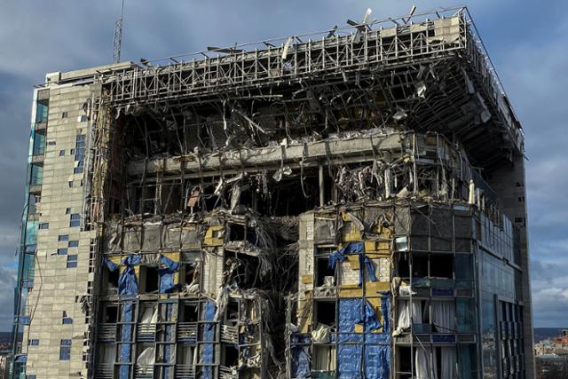 지난달 31일 우크라이나 동부 하르키우 팰리스 호텔이 러시아군의 미사일 공격을 받아 파괴돼 있다. 하르키우=로이터 연합뉴스
