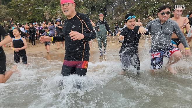 갑진년(甲辰年) 1월 1일 제주도 서귀포시 중문색달해변에서 열린 '2024 서귀포 겨울바다 국제펭귄수영대회' (사진= 신동원 기자)