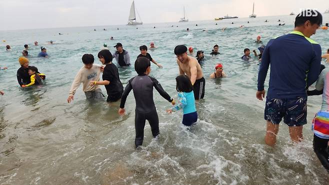 갑진년(甲辰年) 1월 1일 제주도 서귀포시 중문색달해변에서 열린 '2024 서귀포 겨울바다 국제펭귄수영대회' (사진= 신동원 기자)