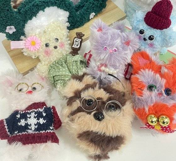 모루 인형은 액세서리와 패션 아이템 등 다양한 소품들로 꾸며줄 수 있는 게 큰 매력이다.