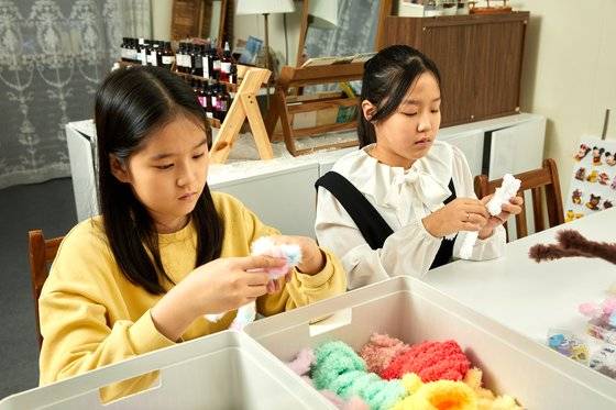 구부리기 쉬운 철사에 털이 보송보송 달린 공예 재료인 모루를 이용해 나만의 인형 키링 만들기에 도전하고 있는 소중 학생기자단.