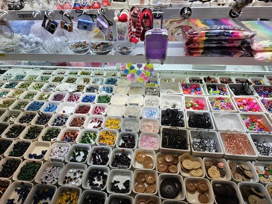동대문종합시장 액세서리부자재 상가에 가면 다양한 모루 인형들을 구경하고 모루 공예에 필요한 수많은 관련 제품들을 둘러보고 살 수 있다.