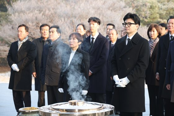 한동훈 국민의힘 비상대책위원장이 1일 국립서울현충원을 참배하고 있다. 연합뉴스