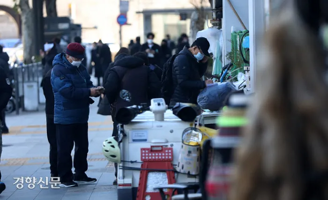 서울 종로구 동대문종합시장 인근에서 노인들이 택배 일감을 받기 위해 대기하고 있다. / 권도현 기자