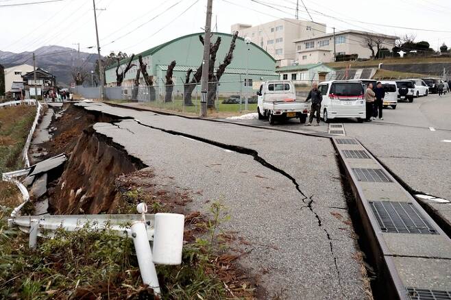 일본 이시카와현 노토 지역에서 1일 발생한 규모 7.6 지진으로 와지마시 도로가 갈라져 있다. AFP연합뉴스