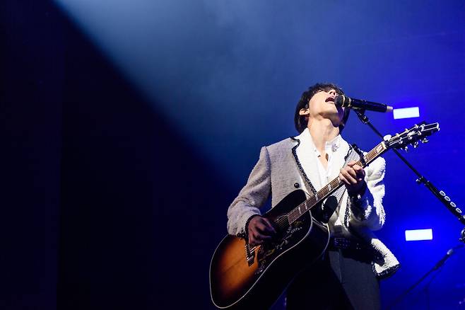 Lee Seung-yoon sings during his solo concert, Saturday. (Mareumo)