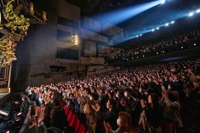 The audience gives a standing ovation after "The Phantom of the Opera" at the Dream Theater in Busan on April 1. (S&CO)