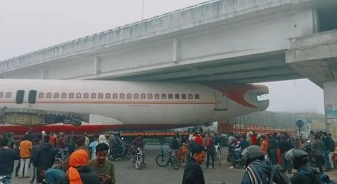 인도에서 한 항공기가 피프라코티 다리 밑에 끼는 일이 발생했다. [사진 출처 = 힌두스탄 타임스]