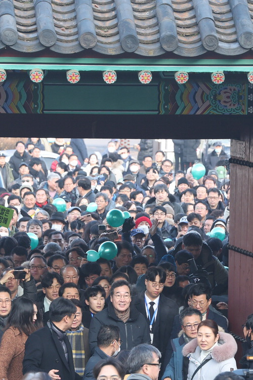 이낙연 전 더불어민주당 대표(앞줄 가운데)가 1일 경기도 고양시 행주산성에서 지지자 수백 명과 함께 정상으로 이동하고 있다.  연합뉴스