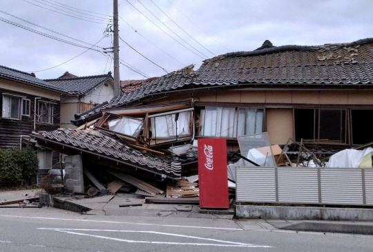 1일 오후 일본 이시카와현 노도 반도 지역에서 발생한 강진으로 이시카와현 와지마의 주택이 붕괴된 모습. 로이터 연합뉴스