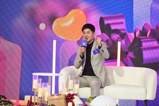 정찬용 아프리카TV 대표가 ‘2023 BJ 대상 시상식’에서 사명 및 BJ 이름을 바꾸는 쇄신안을 발표하고 있다. [사진, 아프리카TV]