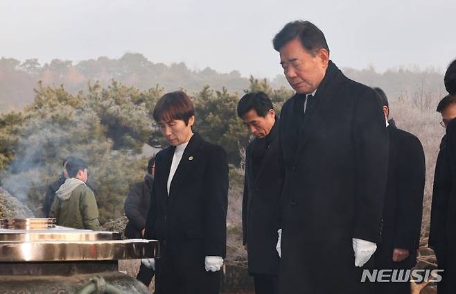 [서울=뉴시스] 황준선 기자 = 김진표 국회의장이 새해 첫 날인 1일 오전 서울 동작구 국립서울현충원을 찾아 분향 한 뒤 묵념하고 있다. 2024.01.01. hwang@newsis.com