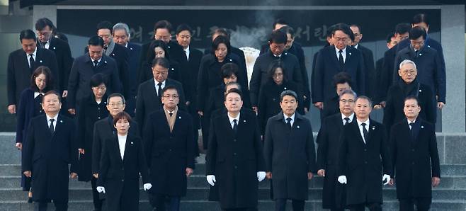 새해 첫날 현충원 참배한 윤석열 대통령. 연합뉴스