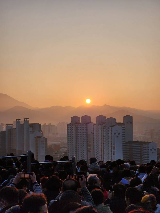 1일 오전 광주 남구 월산 근린공원 해맞이 행사. 광주 남구청 제공