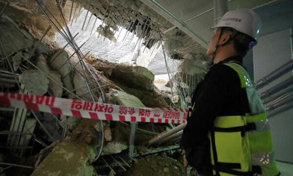 국토안전관리원 관계자가 인천시 서구 검단의 한 아파트 지하주차장 슬래브 붕괴 현장을 살피고 있다. 뉴스1