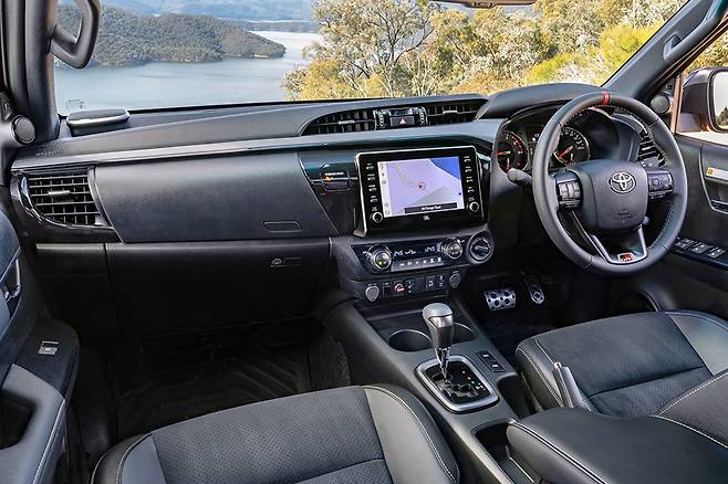 토요타 하이럭스 GR 스포츠