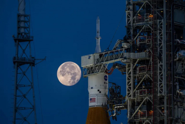 보름달과 함께 찍힌 미 항공우주국(NASA·나사)의 아르테미스 1호 모습. 나사는 올해 아르테미스 2호를 발사하고 유인 달 탐사를 재개해 2025년에는 달 착륙선을 발사할 계획이다. 사진 제공=나사