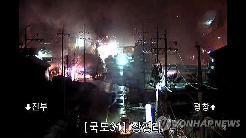 1일 오후 8시 41분께 강원 평창군 용평면 장평리 한 액화석유가스(LPG) 충전소에서 폭발 후 화재가 발생해 소방 당국이 진화 작업을 하고 있다. 연합뉴스