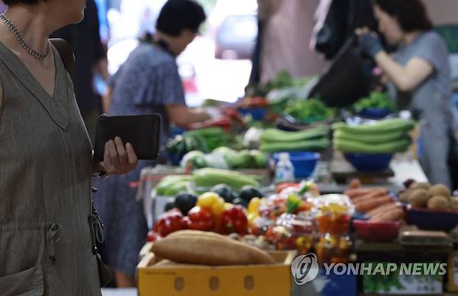 망설여지는 지갑 열기 1일 서울 서대문구의 한 전통시장을 찾은 시민이 장을 보며 지갑을 들고 있다. 2023.8.1 [연합뉴스 자료사진]