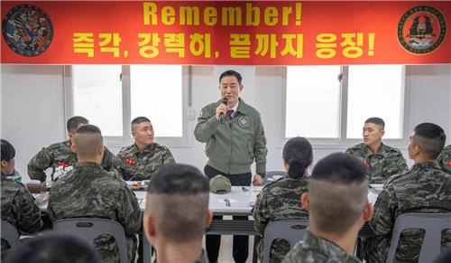 신원식 국방부 장관, 해병대 제2사단 청룡부대 방문 (서울=연합뉴스) 신원식 국방부 장관이 1월 1일 해병대 제2사단(청룡부대)를 방문해 장병들과 함께 식사를 하고 새해 덕담을 나누며 장병들을 격려하고 있다. 2024.1.1 [국방부 제공]