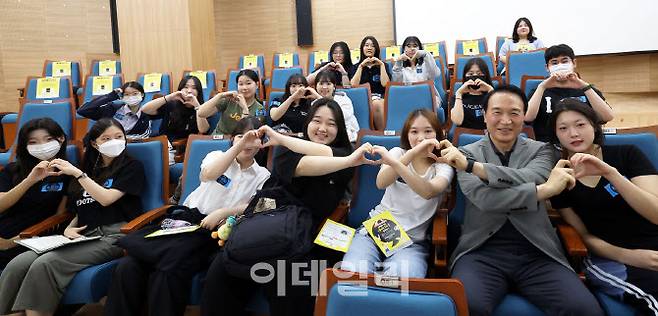 임태희 경기도교육감이 도내 학생들과 행사 참여 후 기념사진을 찍고 있다.(사진=경기도교육청)