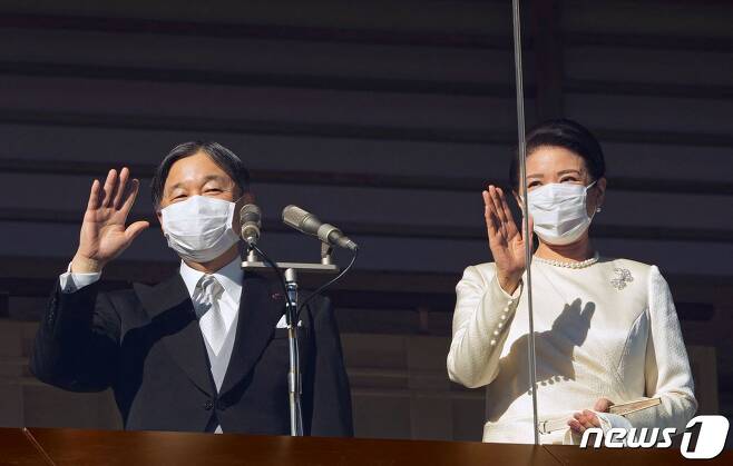 나루히토 일왕과 마사코 왕비가 지난해 1월2일 도쿄 왕궁에서 열린 새해 행사에 참석 중 발코니의 방탄 유리 뒤에서 지지자들에게 손을 흔들고 있다. 2023.01.02/뉴스1 ⓒ AFP=뉴스1 ⓒ News1 우동명 기자