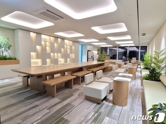 현대리바트의 오피스 공간 컨설팅 서비스 ‘오피스 테일러’를 통해 시공한 서울 성동구의 물류 기업 라운지 모습(현대리바트 제공)