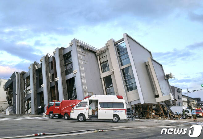 2일 일본 이시카와현 와지마의 한 건물이 전날 발생한 지진으로 폭삭 주저 앉았다. 소방과 구급 차량이 출동해 현장을 수습 중이다. 2024.01.01/ ⓒ 로이터=뉴스1 ⓒ News1 권진영 기자