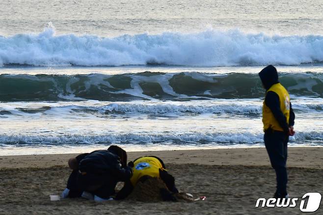 2일 오전 경북 포항시 북구 영일대해수욕장으로 너울성 파도가 밀려들고 있다. 포항시는 지난 1일 일본 도야마현에서 발생한 지진으로 인한 피해는 없다고 밝혔다.2024.1.2/뉴스1 ⓒ News1 최창호 기자