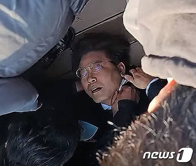 이재명 더불어민주당 대표가 2일 오전 부산 가덕도에서 신원미상인에게 피습을 당한 뒤 쓰러져 있다. (유튜브 정일영 TV 캡쳐) 2024.1.2/뉴스1