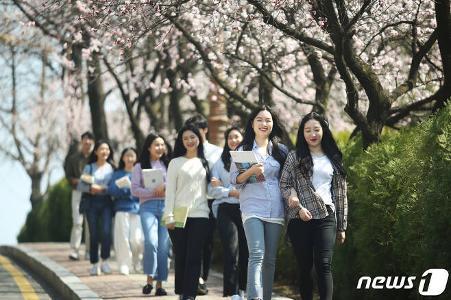 한남대 캠퍼스를 걷는 학생들.(한남대 제공)/뉴스1