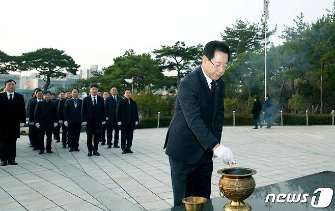 갑진년 새해를 맞아 김영록 전라남도지사를 비롯한 전남도청 실·국장 등 관계자들이 2일 전남 목포 현충공원을 찾아 참배하고 있다.(전남도 제공) 2024.1.2/뉴스1