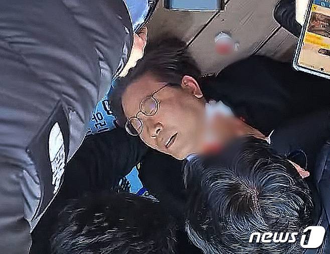 이재명 더불어민주당 대표가 2일 오전 부산 가덕도에서 신원미상인에게 피습을 당한 뒤 쓰러져 있다. (유튜브 정일영 TV 캡쳐) 2024.1.2/뉴스1