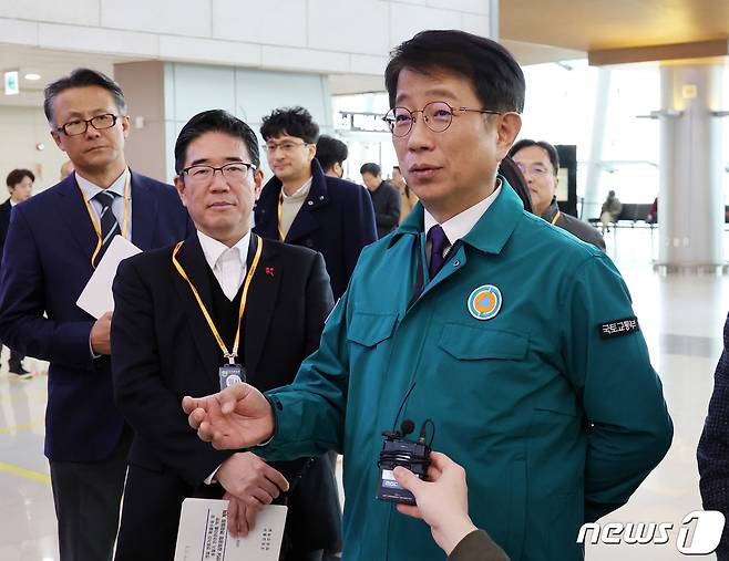 박상우 국토교통부 장관이 29일 오후 서울 강서구 하늘길 김포공항 3층 국내선 출발층에서 연말연시 수송대책 및 시설 점검을 보고받고 있다. 2023.12.29/뉴스1 ⓒ News1 김진환 기자