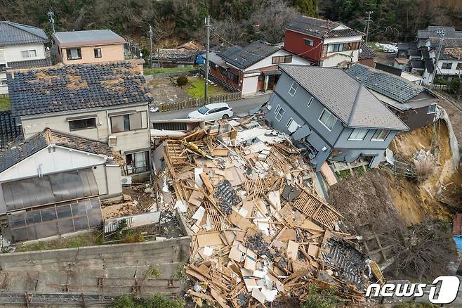 와지마시의 한 주택이 완전히 붕괴한 모습. ⓒ AFP=뉴스1 ⓒ News1 정지윤